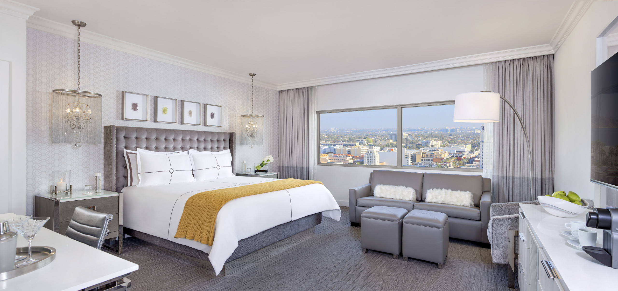Suite bedroom with city view