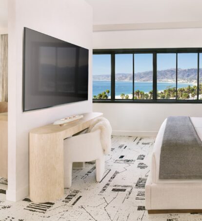 Suite with ocean view and TV divider